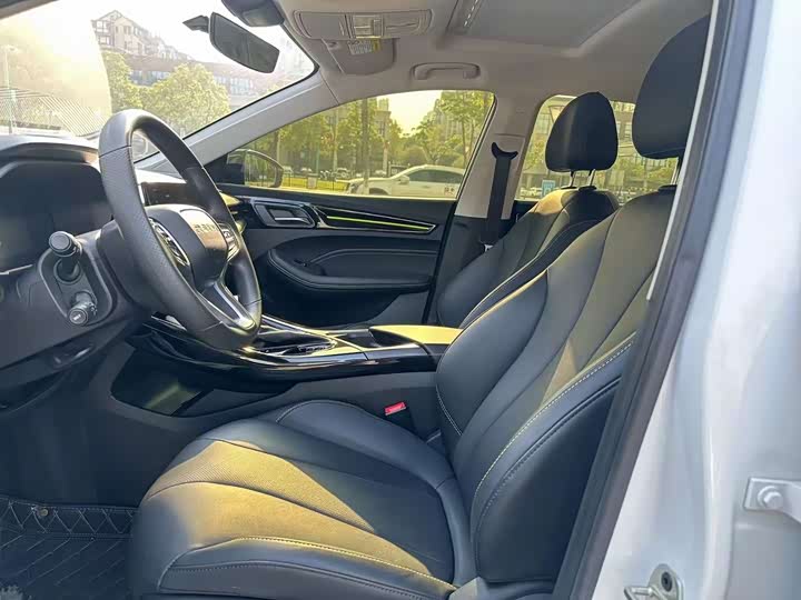 Фото 8 - Roewe i5