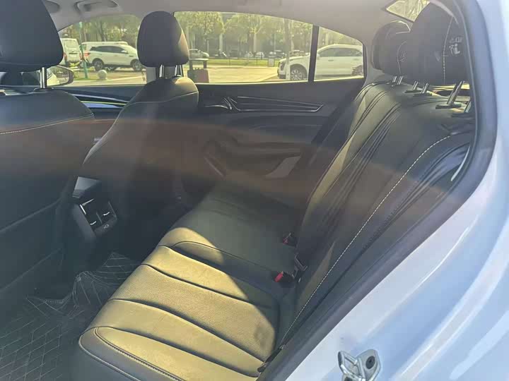 Фото 9 - Roewe i5