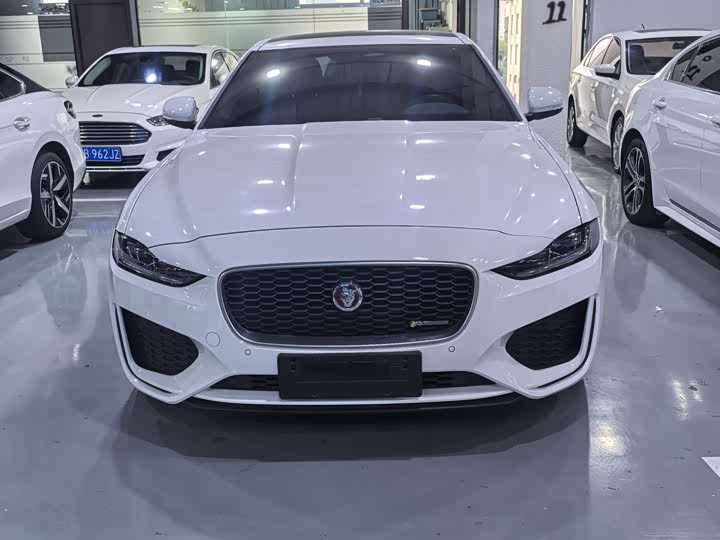 Фото 1 - Jaguar XE L