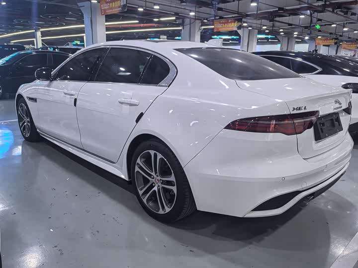 Фото 10 - Jaguar XE L