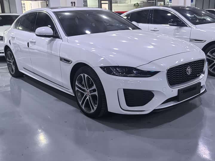 Фото 2 - Jaguar XE L