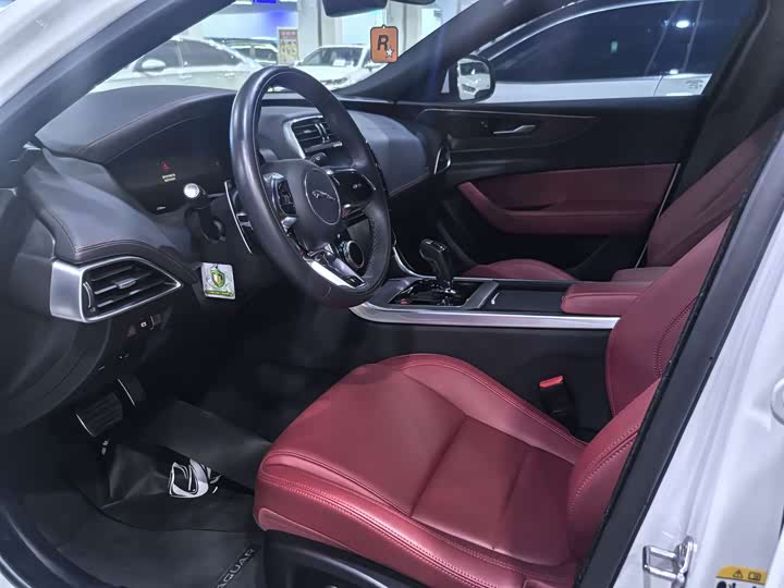 Фото 3 - Jaguar XE L