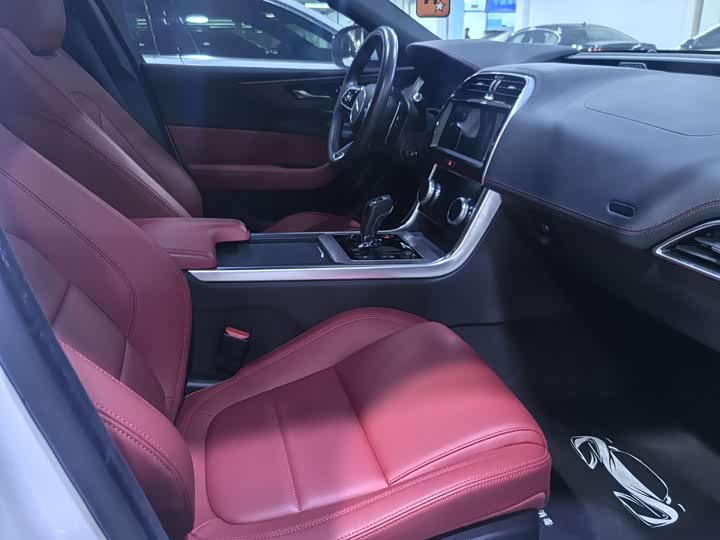 Фото 6 - Jaguar XE L