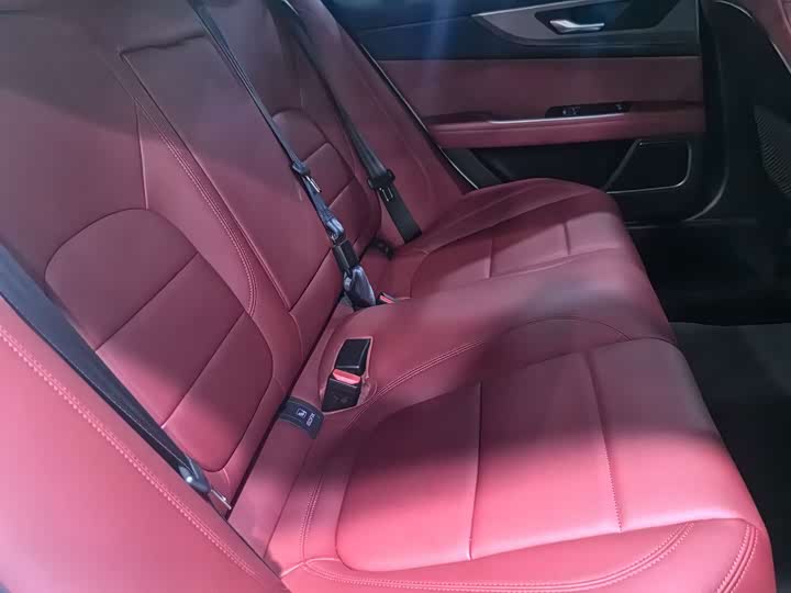 Фото 8 - Jaguar XE L