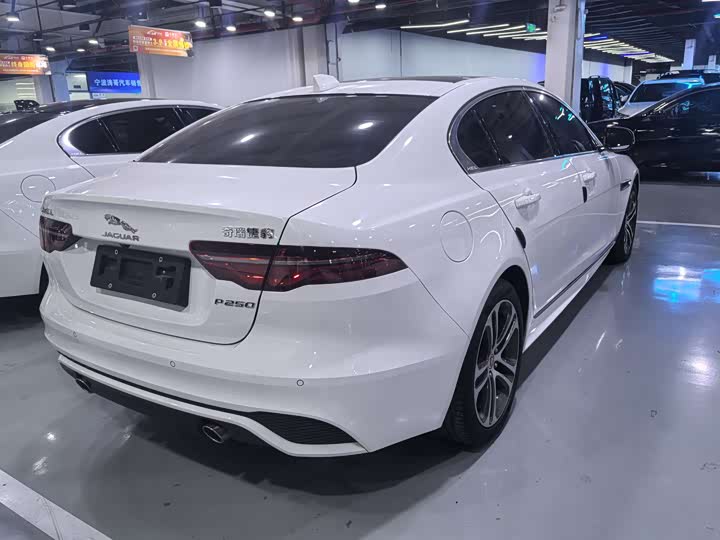 Фото 9 - Jaguar XE L