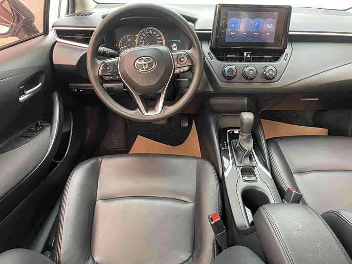 Фото 10 - Toyota Corolla