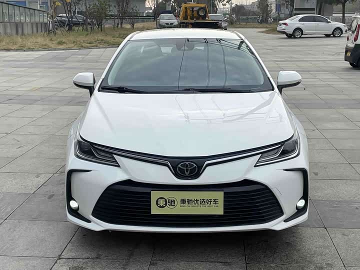 Фото 2 - Toyota Corolla