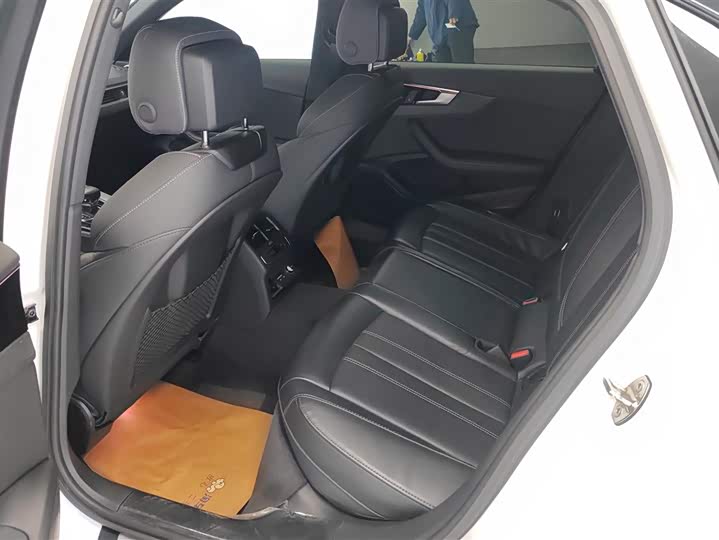 Фото 11 - Audi A4L