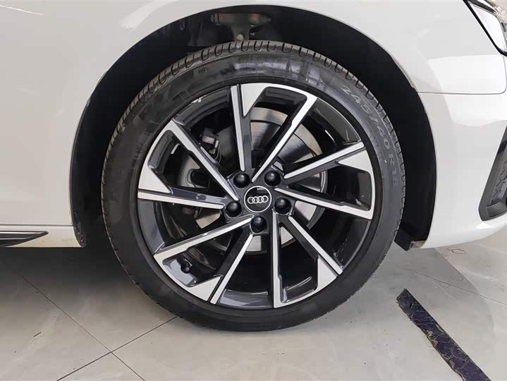 Фото 8 - Audi A4L