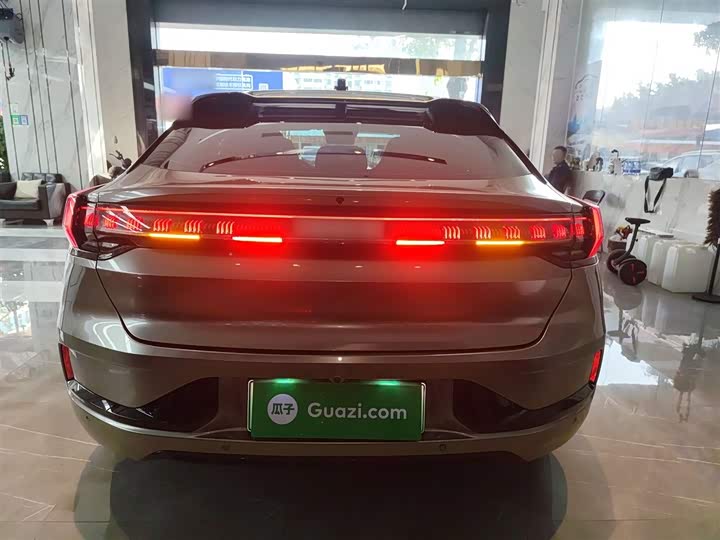 Фото 6 - Zeekr 001