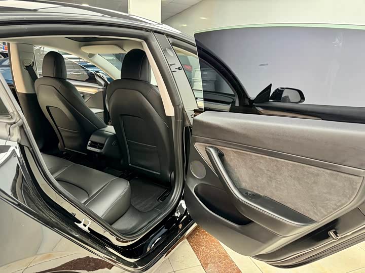 Фото 13 - Tesla Model 3