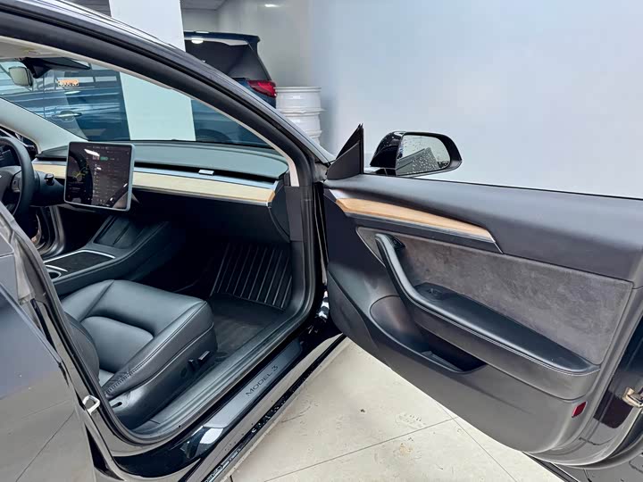 Фото 15 - Tesla Model 3