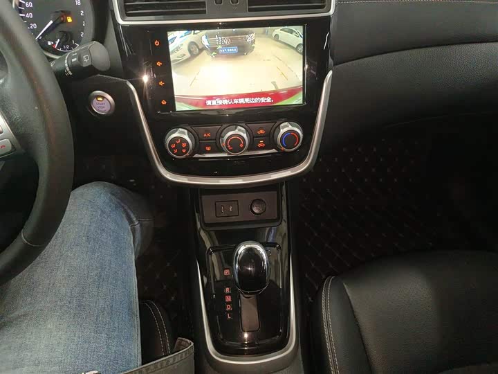 Фото 14 - Nissan Tiida