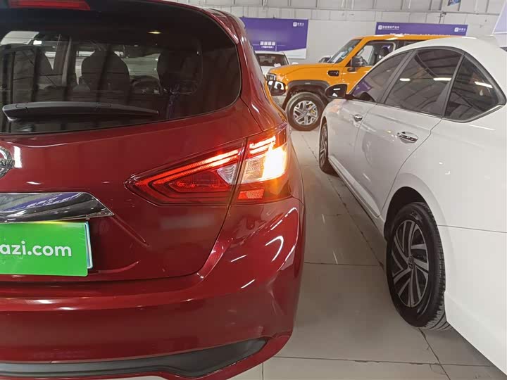 Фото 8 - Nissan Tiida