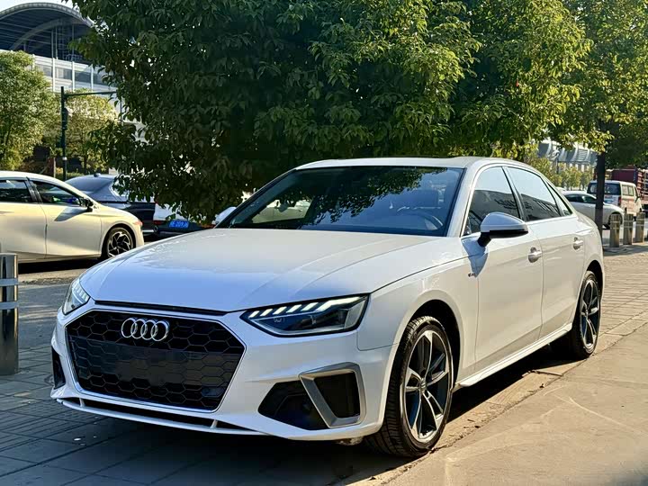 Фото 1 - Audi A4L