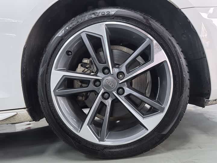 Фото 12 - Audi A4L