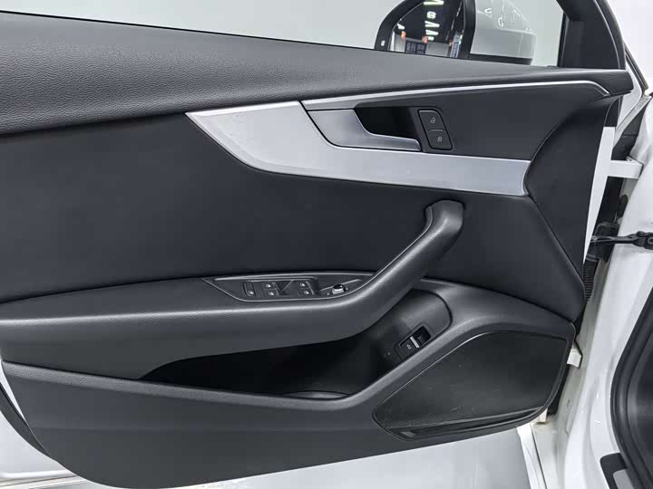 Фото 13 - Audi A4L