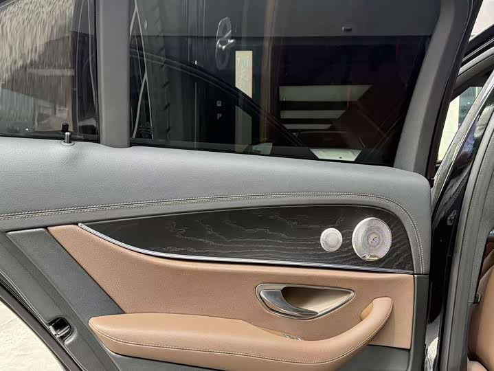 Фото 13 - Mercedes-Benz E-Class