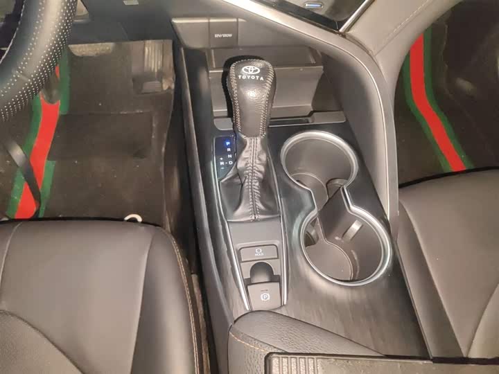 Фото 14 - Toyota Camry