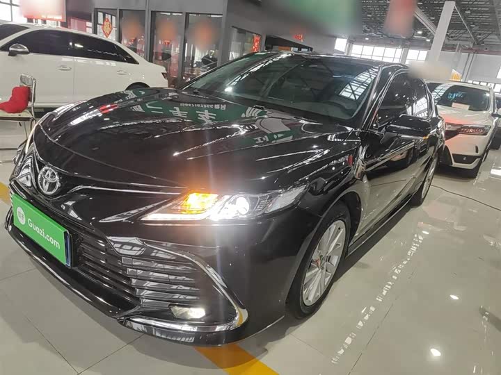 Фото 2 - Toyota Camry