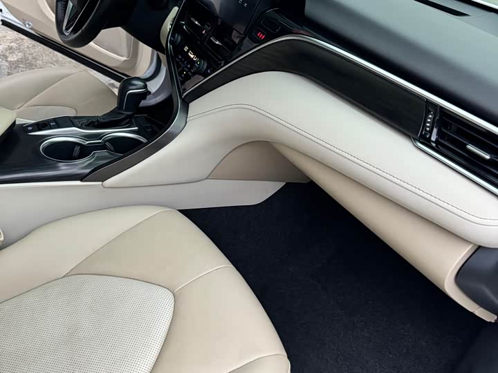 Фото 18 - Toyota Camry