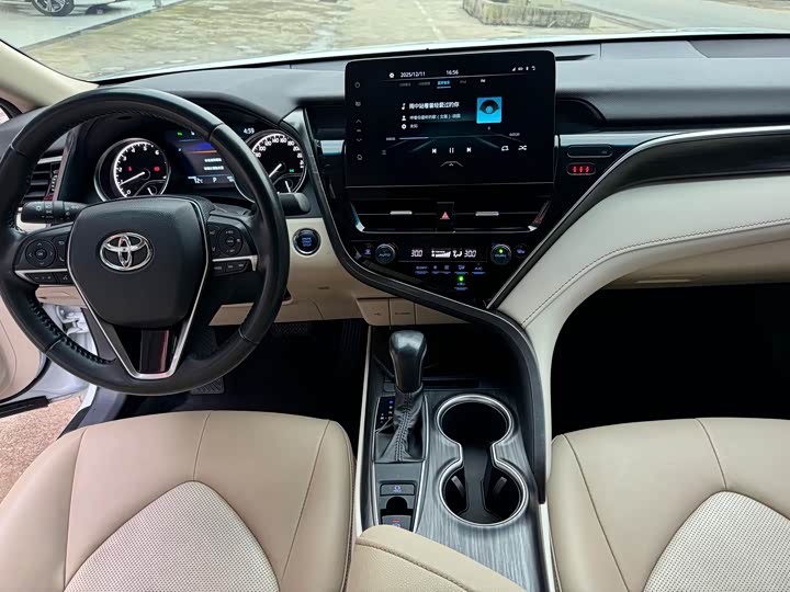 Фото 21 - Toyota Camry