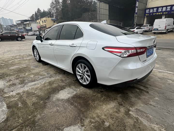 Фото 5 - Toyota Camry