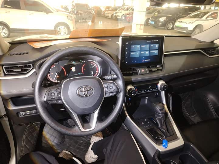 Фото 12 - Toyota RAV4