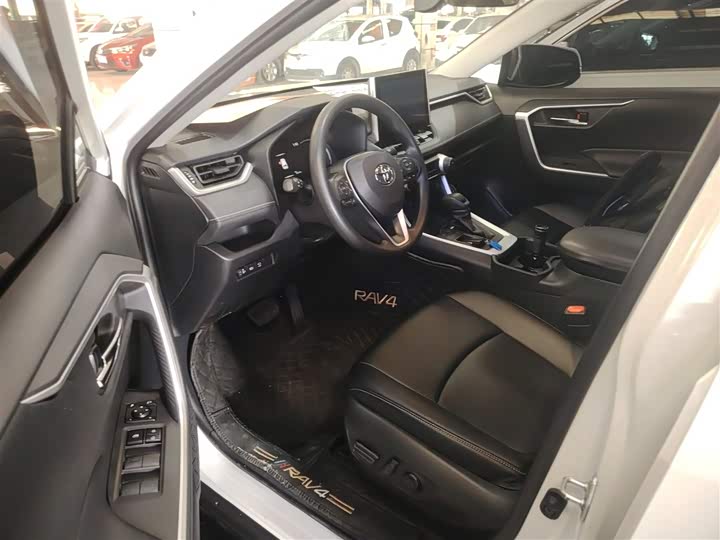 Фото 13 - Toyota RAV4