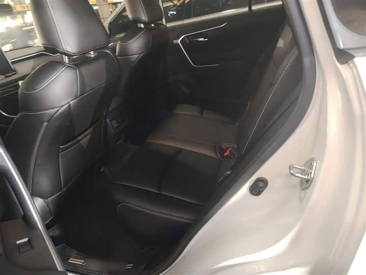 Фото 14 - Toyota RAV4