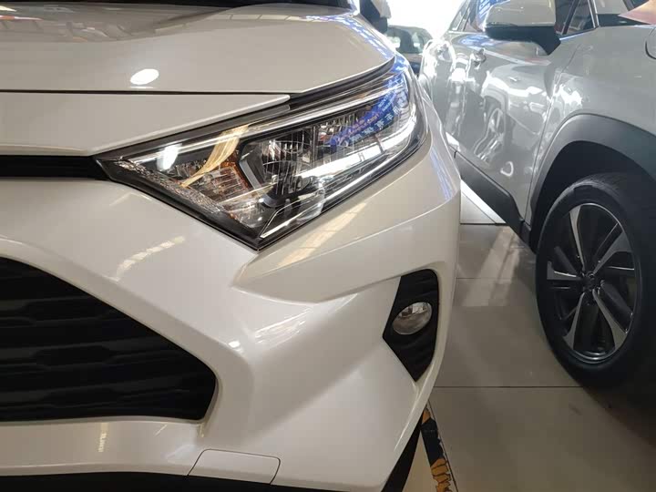 Фото 15 - Toyota RAV4