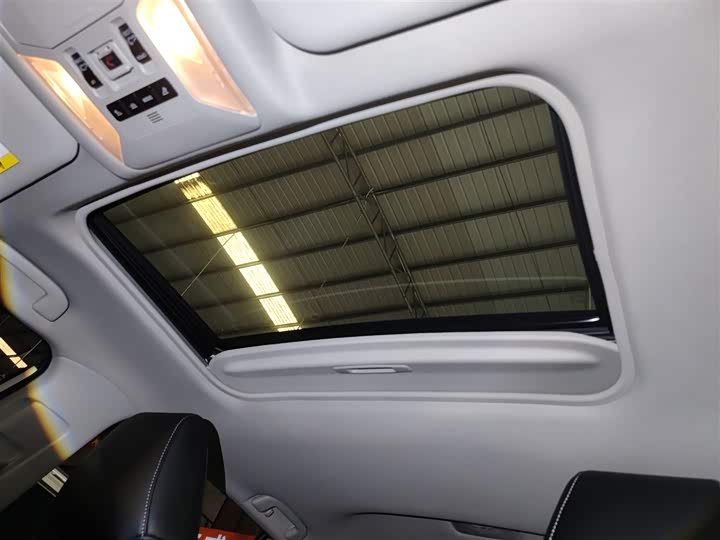 Фото 8 - Toyota RAV4