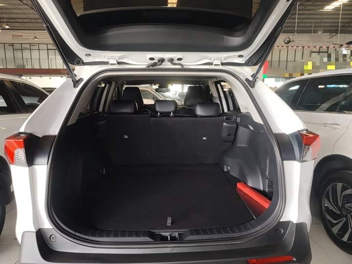 Фото 9 - Toyota RAV4