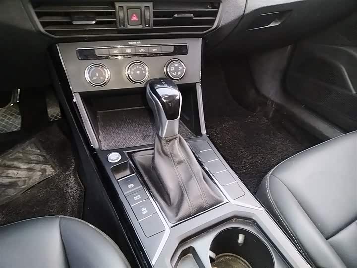 Фото 14 - Volkswagen Passat