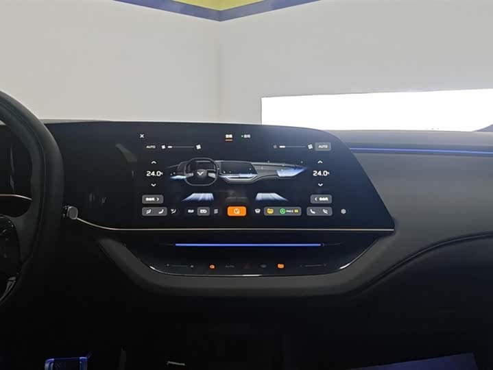 Фото 13 - Hongqi EH7