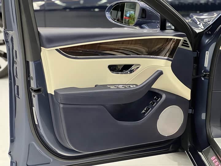 Фото 17 - Bentley Flying Spur Hybrid