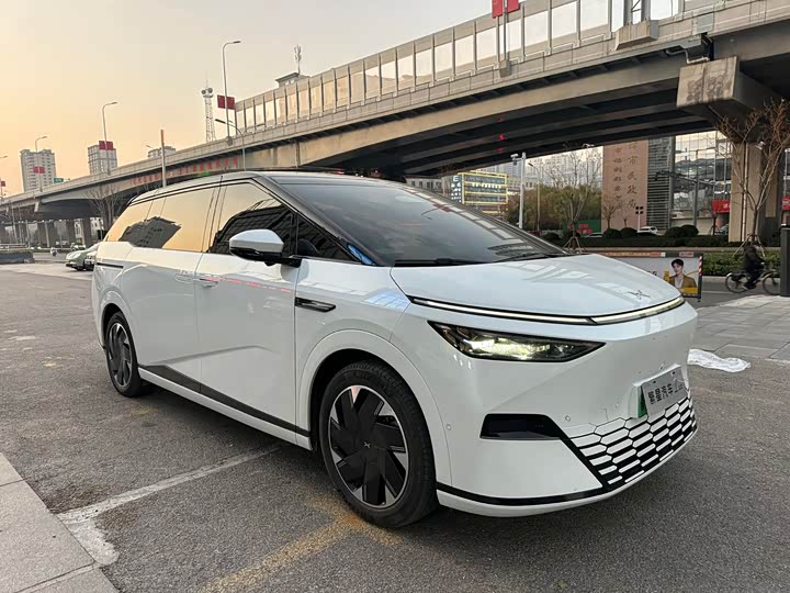 Фото 3 - XPeng X9