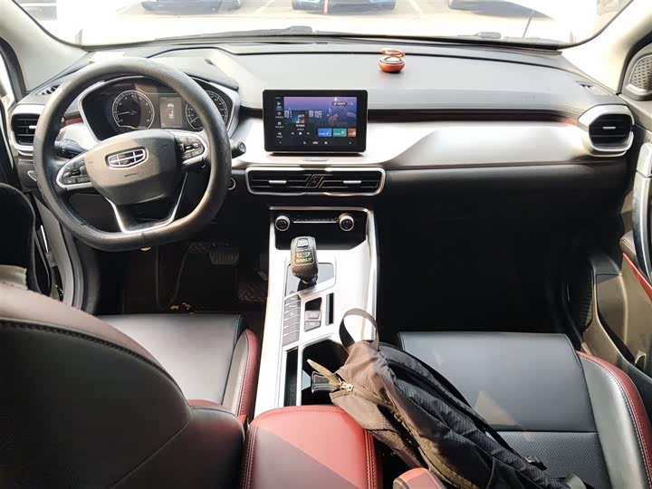 Фото 10 - Geely Coolray