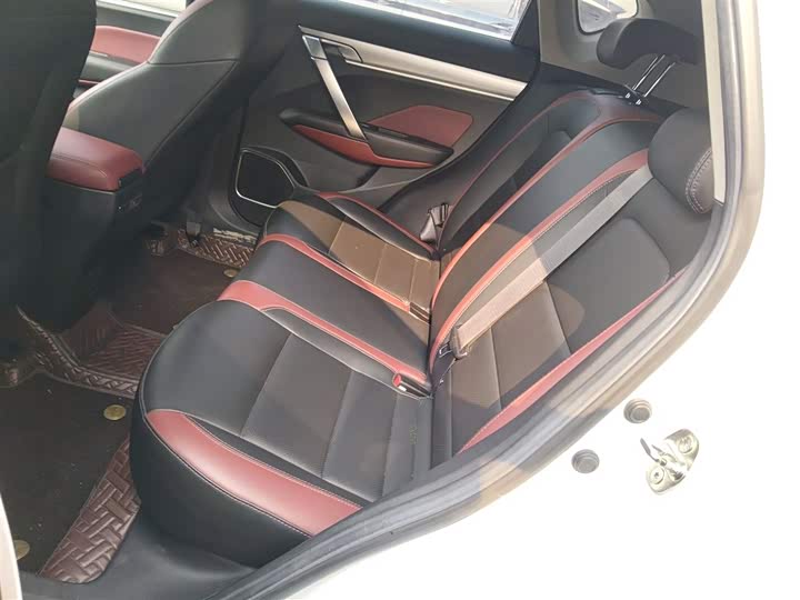 Фото 17 - Geely Coolray