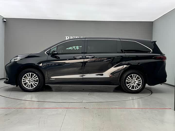 Фото 14 - Toyota Sienna