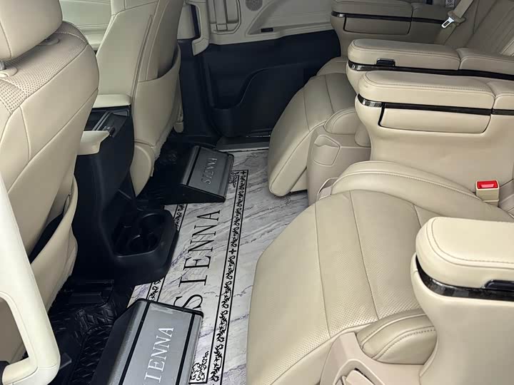 Фото 35 - Toyota Sienna