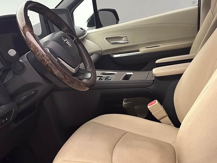 Фото 7 - Toyota Sienna