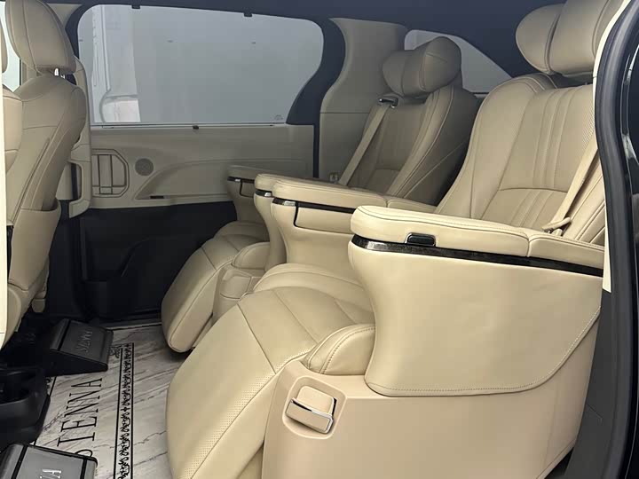 Фото 8 - Toyota Sienna