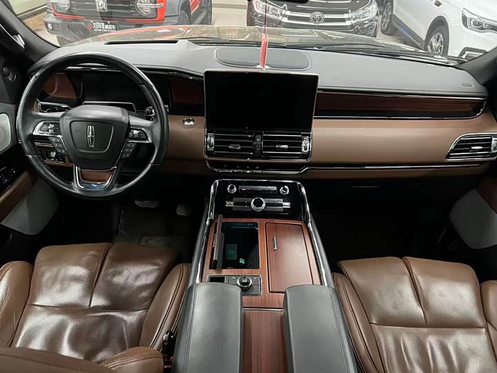 Фото 6 - Lincoln Navigator