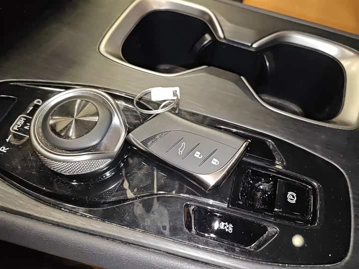 Фото 12 - Lexus RZ