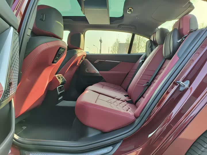 Фото 13 - BMW i5