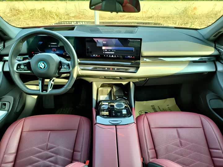 Фото 15 - BMW i5