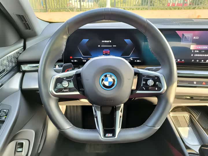 Фото 16 - BMW i5