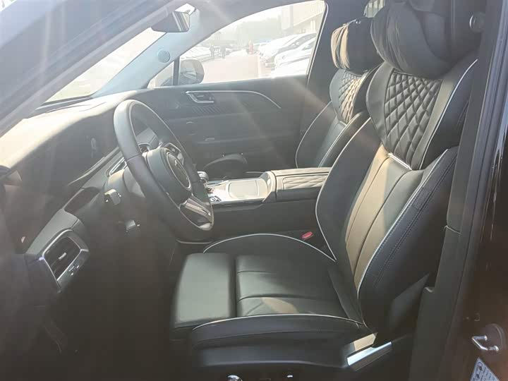 Фото 15 - Hongqi E-HS9