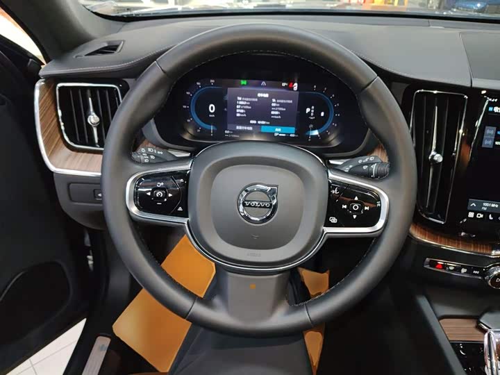 Фото 11 - Volvo XC60